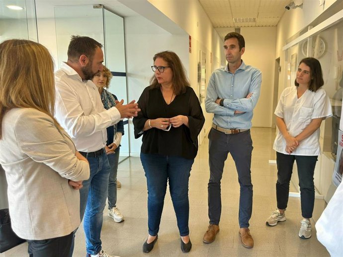 La consellera de Salud, Manuela García, en una visita a un centro de salud.
