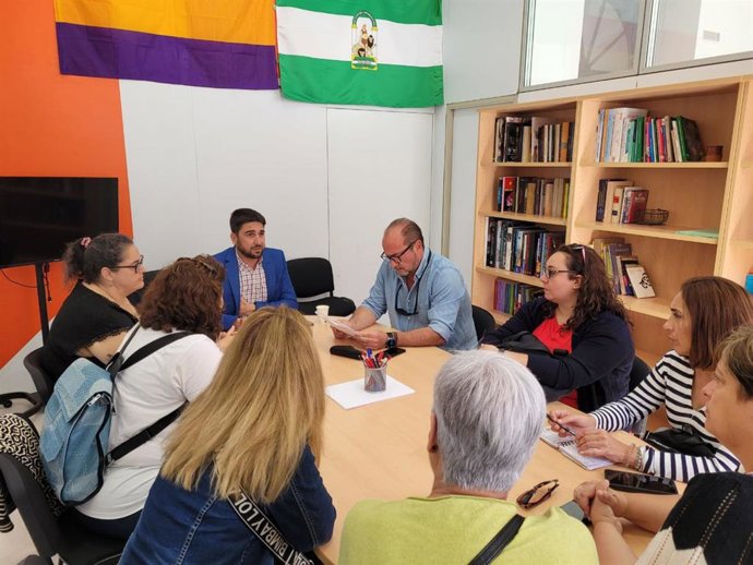 Ismael Sánchez con las trabajadoras de ayuda a domicilio