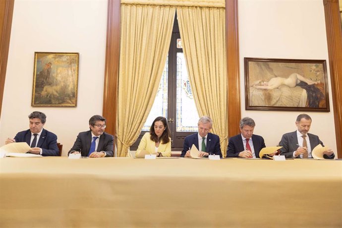 Firma del protocolo sobre el futuro de la fachada marítima de A Coruña