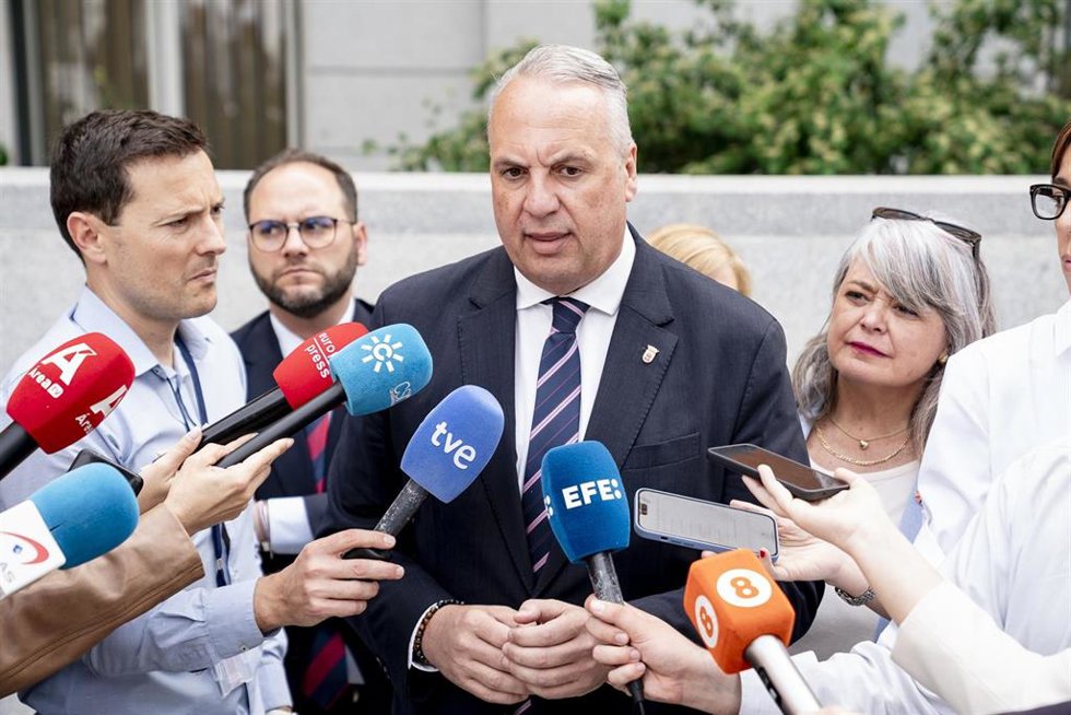Juan Carlos Ruiz Boix, atiende a los medios de comunicación.