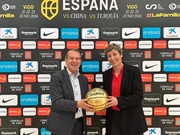 El alcalde de Vigo, Abel Caballero, y la presidenta de la Federación Española de Baloncesto (FEB), Elisa Aguilar, en la presentación del Torneo Ciudad de Vigo.