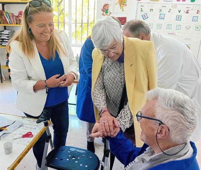 La delegada Ángela Hidalgo y Ana María Quílez en su visita al Complejo Asistencial de Aprompsi en La Yuca