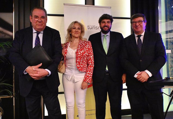 El presidente López Miras, junto al presidente de la Mesa del Turismo de España, Juan Molas (1i); el secretario general de la Mesa del Turismo de España, Carlos Abella (1d); y Soledad Díaz, miembro de la Mesa del Turismo de España (2i).