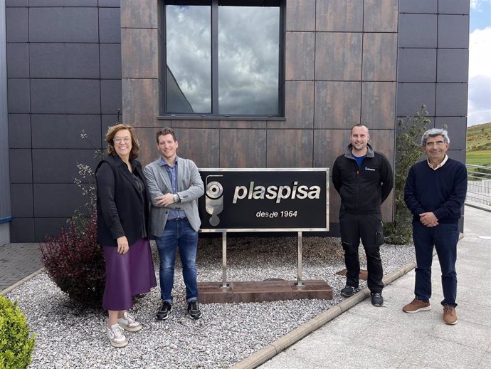 Armisén en su visita a la planta de Plapisa en Alar del Rey.