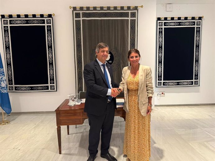 El rector de la Universidad de Málaga (UMA), Teodomiro López y la alcaldesa de la localidad malagueña de Mijas, Ana Mata, firman un acuerdo.