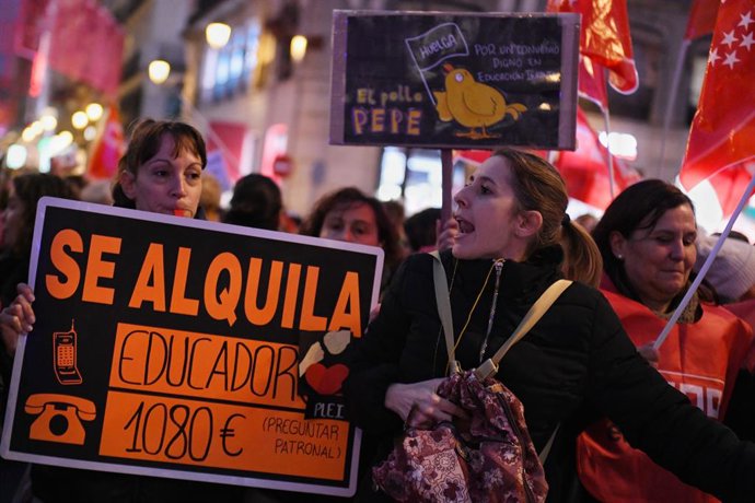 Archivo - Decenas de personas se manifiestan durante las jornadas de huelga de CCOO sobre la precariedad laboral de las trabajadoras de Educación Infantil en España, en la Puerta del Sol, a 8 de noviembre de 2023, en Madrid (España). 