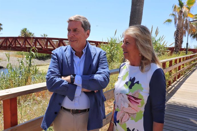 El secretario de Asuntos Exteriores del PP, eurodiputado y candidato a las elecciones europeas, Gabriel Mato, junto a la alcaldesa de Marbella, ángeles Muñoz.