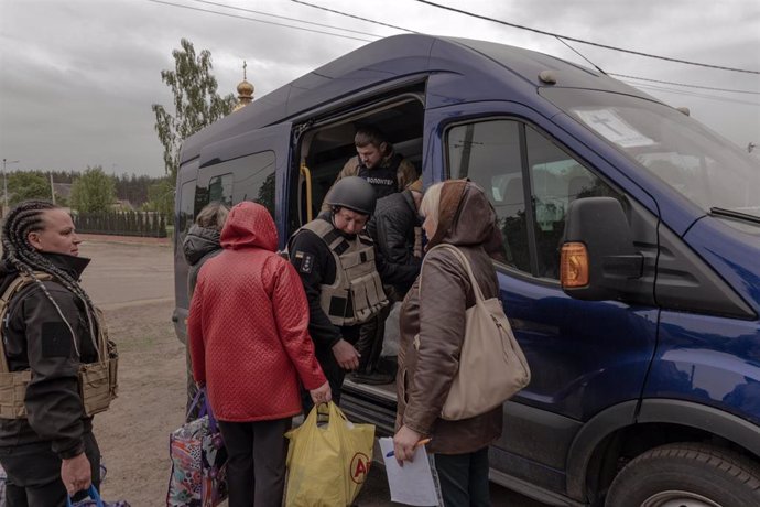 Civiles ucranianos son evacuados de Vovchansk, en el norte de Járkov.