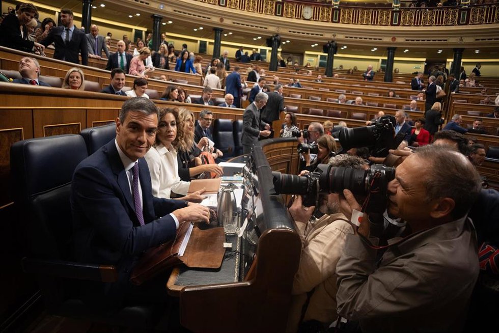 El presidente del Gobierno, Pedro Sánchez, es fotografiado por los medios durante una sesión plenaria, en el Congreso de los Diputados, a 22 de mayo de 2024, en Madrid (España).