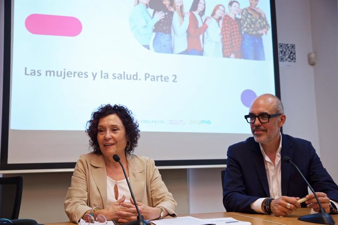La catedràtica de Medicina Preventiva i Salut Pública de la Universitat d'Alacant, María Teresa Ruiz Cantero, i el director Executiu de Relacions Institucionals, Accés i Comunicació d'Organon, Manuel Anxo Blanco.