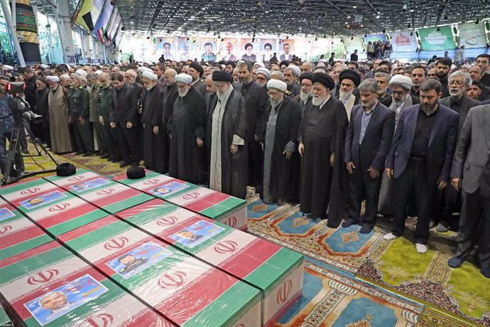 El líder supremo de Irán, el ayatolá Alí Jamenei, encabeza los rezos en el funeral por el presidente iraní Ebrahim Raisi, muerto en un accidente de helicóptero en la provincia de Azerbaiyán Oriental