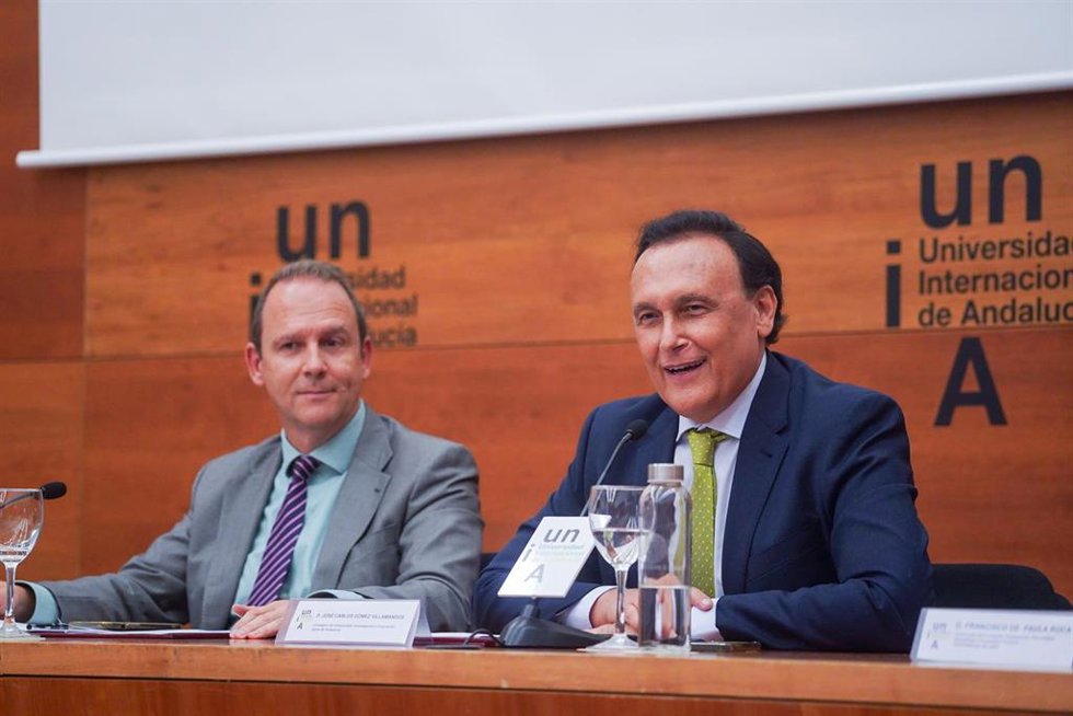 Archivo - El consejero de Universidad, Investigación e Innovación de la Junta de Andalucía, José Carlos Gómez Villamandos,  junto al rector de la Universidad Internacional de Andalucía (UNIA), José Ignacio García.