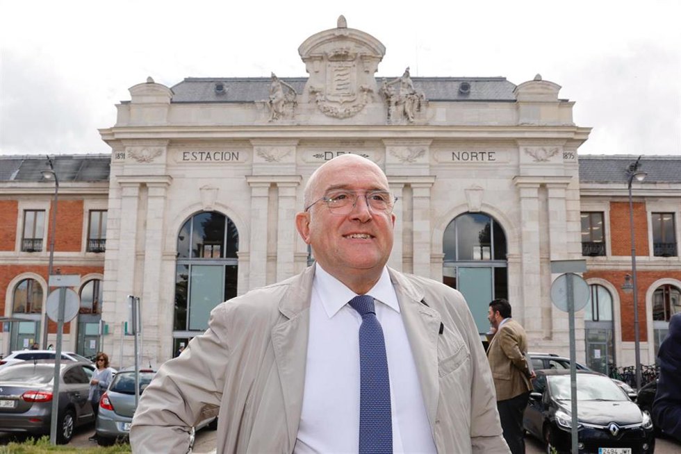 El alcalde de Valladolid, Jesús Julio Carnero, ante la estación Campo Grande.