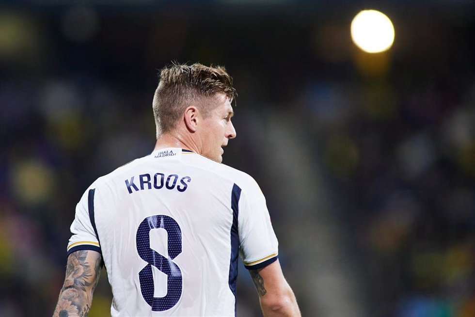 Archivo - El centrocampista del Real Madrid Toni Kroos, ante el Cádiz CF en LaLiga EA Sports 2023-2024 en el Nuevo Mirandilla.