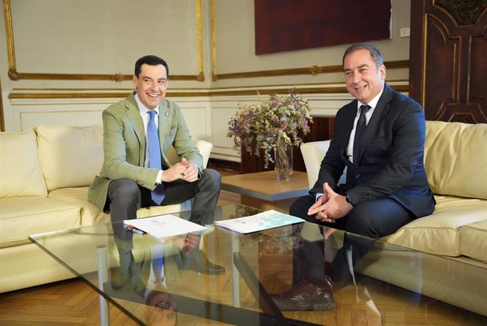 El presidente de la Junta, Juanma Moreno, y el rector de la Universidad Loyola de Andalucía, Fabio Gómez-Stern.
