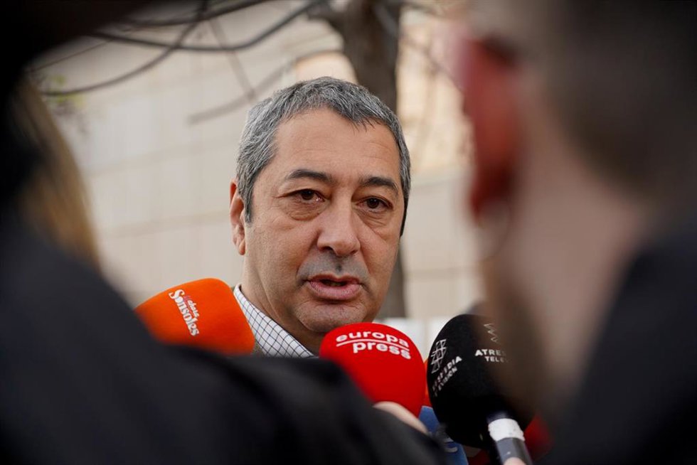 Archivo - El vicepresidente primero y conseller de Cultura y Deporte de la Generalitat Valenciana, Vicente Barrera, ofrece declaraciones a los medios a su llegada a la capilla ardiente del humorista Paco Arévalo, en el tanatorio Servisa, a 4 de enero de