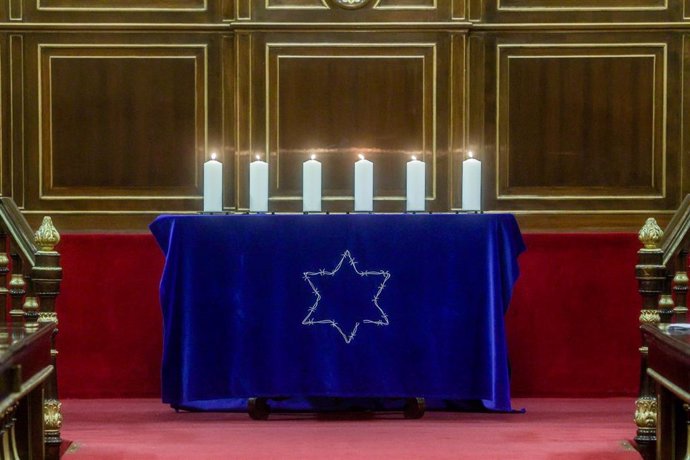 Archivo - Encendido de velas durante el acto con motivo del Día Oficial de la Memoria del Holocausto y de los Crímenes contra la Humanidad, en el Senado de España, a 26 de enero de 2024, en Madrid (España).  