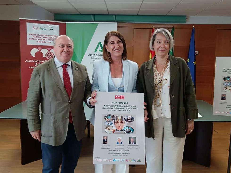 La delegada de Turismo, Cultura y Deportes, Teresa Herrera, el presidente de la Asociación de Antiguos Alumnos '3 de Marzo' de la UHU, Antonio José Redondo y la secretaria general del Consejo Social de la Universidad de Huelva, Susana Duque.