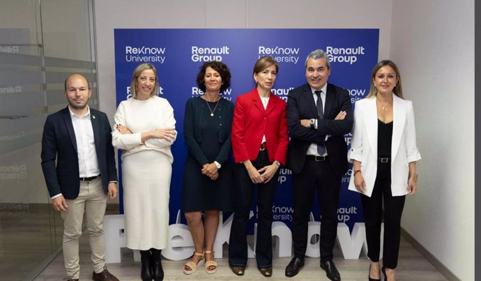 Foto de familia de los asistentes a la presentación de 'Reknow University' de Renault
