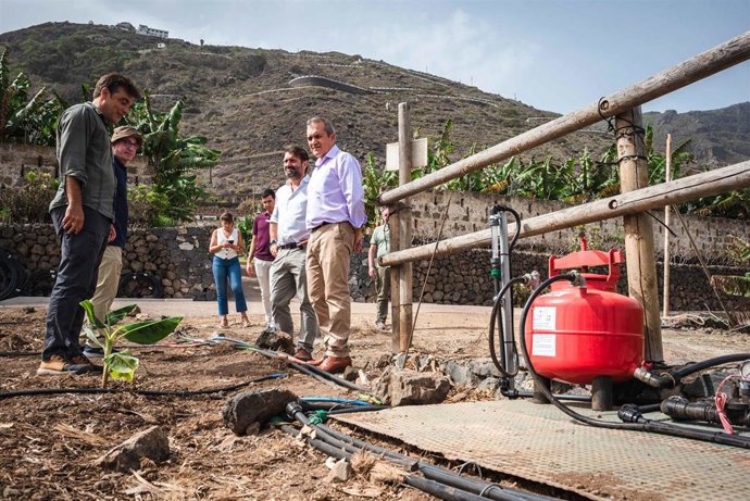 El consejero de Sector Primario del Cabildo de Tenerife, Valentín González, en una visita a una explotación agrícola