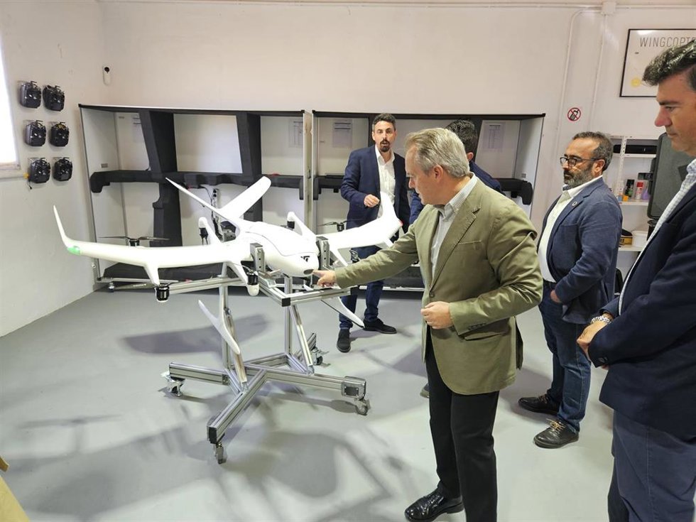 El consejero de Infraestructuras, Transporte y Vivienda, Manuel Martín Castizo, y el presidente de la Diputación de Cáceres, MIguel Ángel Morales, visitan el aeródromo de Aldeacentenera
