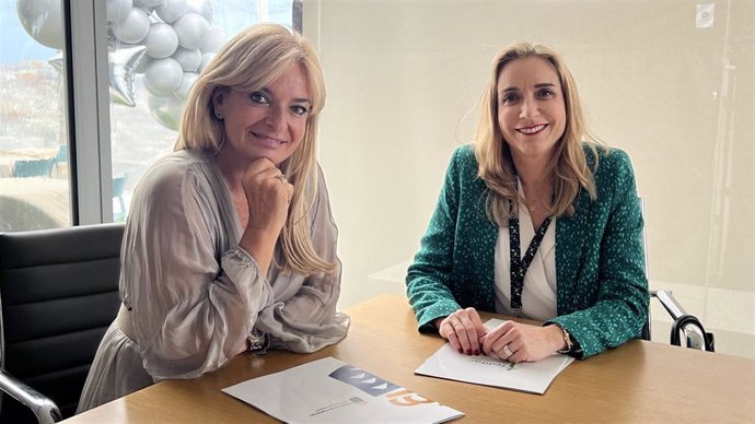 Esther Monzón, consejera de Sanidad del Gobierno de Canarias; y Matilde Sánchez Reyes, la presidenta de la Federación de Distribuidores Farmacéuticos (FEDIFAR).