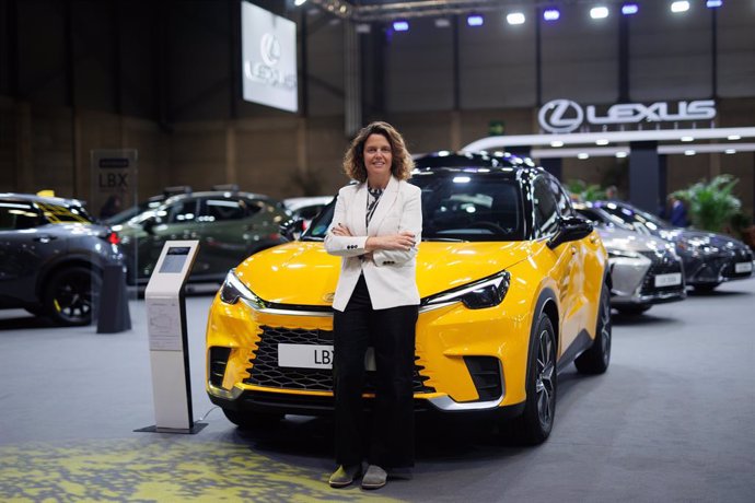 La directora de Lexus España, Mar Pieltain, en el stand de Lexus de Madrid Car Experience, el salón del automóvil de Madrid, en la Feria de Madrid Ifema, a 22 de mayo de 2024, en Madrid (España).