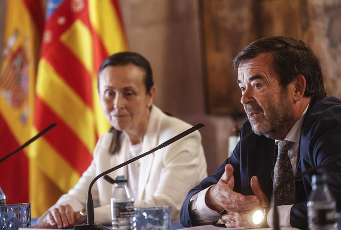 El president del CGPJ, Vicente Guilarte, i la presidenta del TSJCV, Pilar de la Oliva, en  la inauguració de les XXII Jornades de presidents i presidentes d'Audiències Provincials que se celebra a València. 