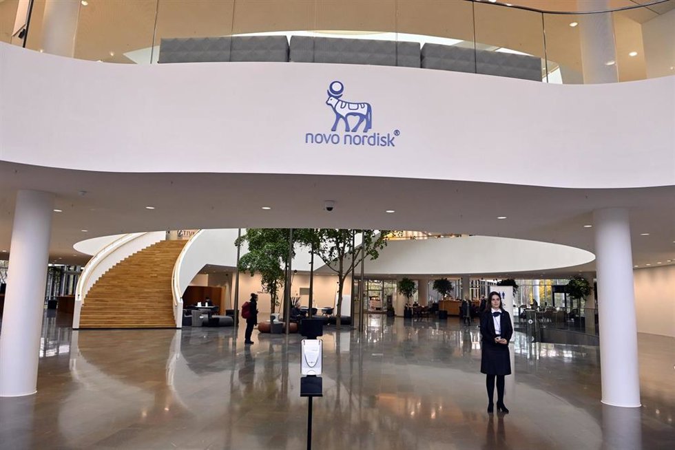 Archivo - Imagen de archivo del logo del gigante farmacéutico danés Novo Nordisk en una de sus sedes.