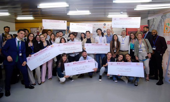 Foto de familia de premiados en el XIX Concurso de Ideas de Emprendimiento de la Universidad de Sevilla.