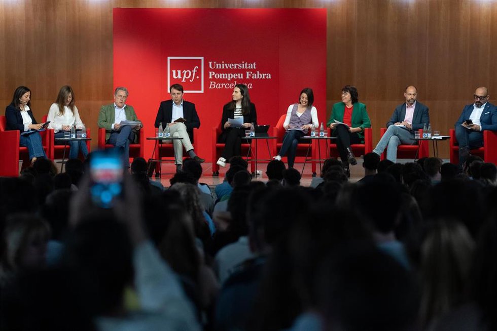 La número dos de Junts para las elecciones europeas, Neus Torbisco (i), la número dos de Comuns Sumar para las elecciones europeas, Júlia Miralles (2i), el eurodiputado y número dos de VOX para las elecciones europeas, Hermann Tertsch (3i), el eurodiput