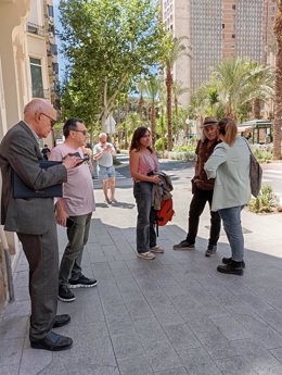 Representantes de la Plataforma por la reversión del Vinalopó tras reunirse con el conseller de Sanidad, Marciano Gómez.