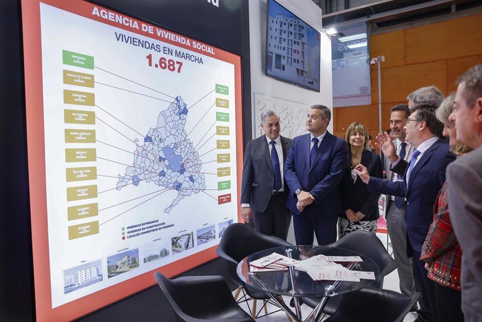 Jorge Rodrigo visita el estand de la Comunidad en SIMA 2024