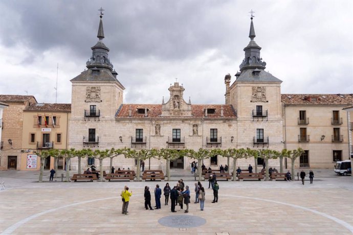 El Burgo de Osma (Soria) estrena la restaurada fachada del Hospital de San Agustín .