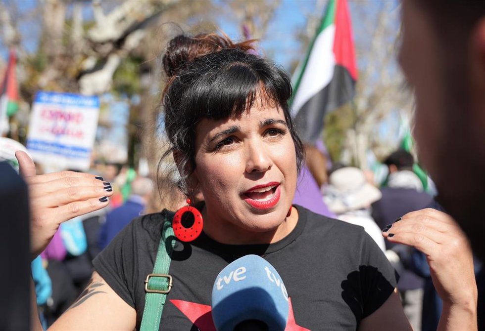 Archivo - La ex portavoz de Adelante Andalucía, Teresa Rodríguez, atendiendo a los medios en una imagen de archivo.