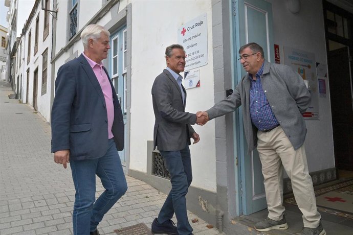 El eurodiputado socialista canario y candidato a la elecciones europeas del próximo 9 de junio, Juan Fernando López Aguilar,  visita la isla de El Hierro