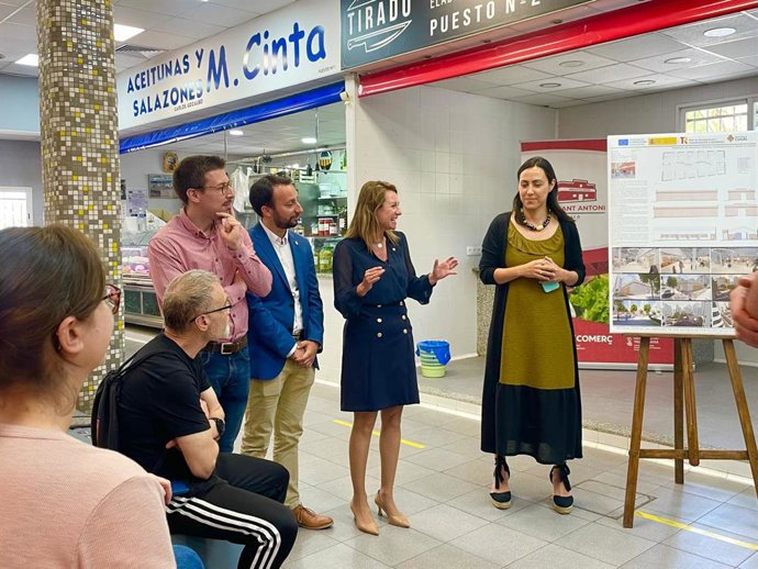 Visita deBegoña Carrasco al Mercat de Sant Antoni