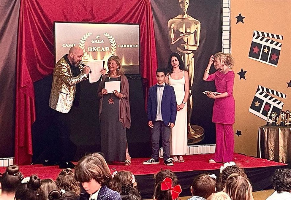La delegada territorial de Desarrollo Educativo, Formación Profesional y Universidad en la provincia de Cádiz, Isabel Paredes, en un momento de la Gala de los Oscar del CEIP Casal Carrillo de San Fernando (Cádiz).