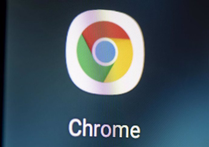 Archivo - FILED - 28 April 2021, Berlin: The logo of the Chrome app is seen on the screen of a smartphone. Photo: Fabian Sommer/dpa