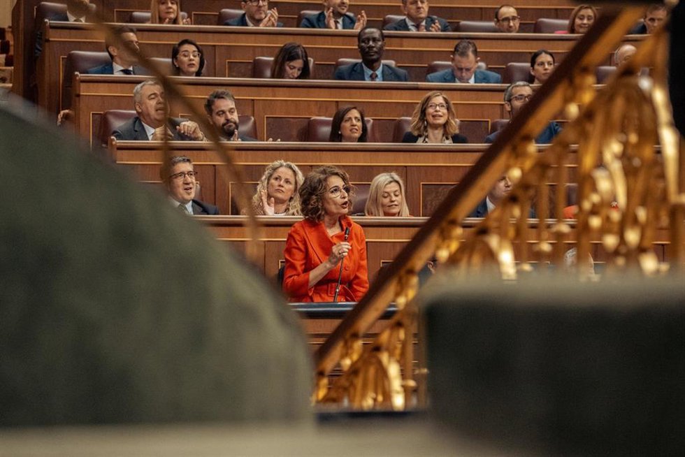 Archivo - La vicepresidenta primera y ministra de Hacienda, María Jesús Montero, interviene durante una sesión de control al Gobierno, en el Congreso de los Diputados, a 20 de marzo de 2024, en Madrid (España). Durante el pleno, el Gobierno ha hablado s