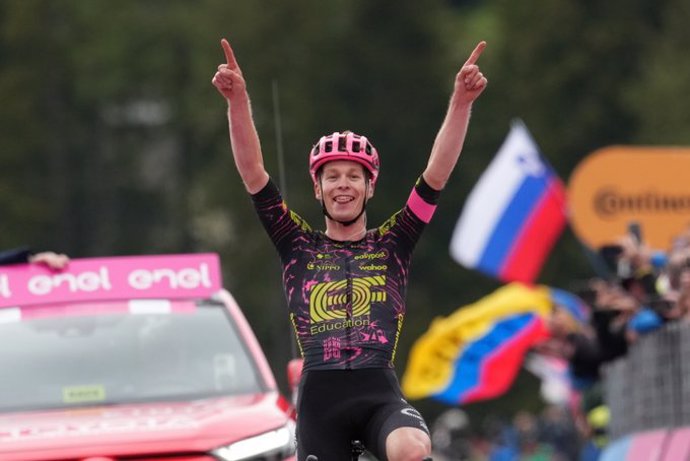 El ciclista alemán Georg Steinhauser celebra su etapa 17 del Giro de Italia de 2024