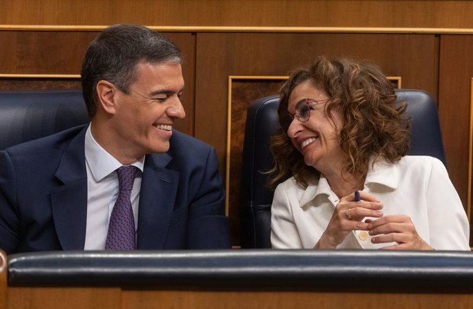El presidente del Gobierno, Pedro Sánchez y la vicepresidenta primera y ministra de Hacienda, María Jesús Montero, durante una sesión plenaria, en el Congreso de los Diputados, a 22 de mayo de 2024, en Madrid (España).