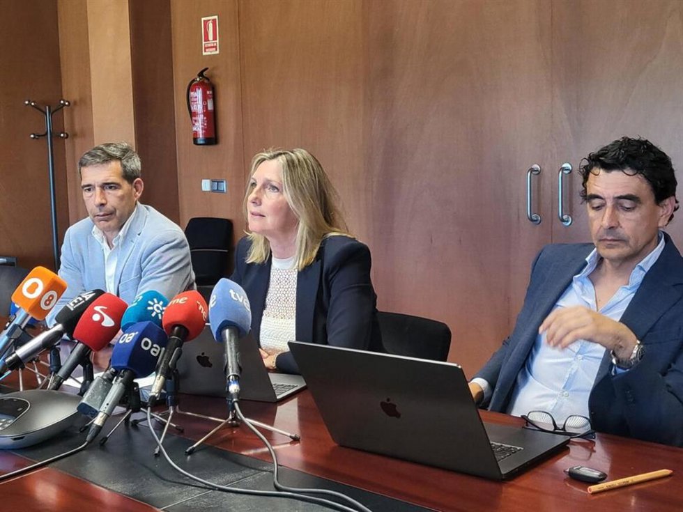 La presidenta de la Mancomunidad de Municipios del Campo de Gibraltar, Susana Pérez, presidiendo la Mesa de la Sequía.