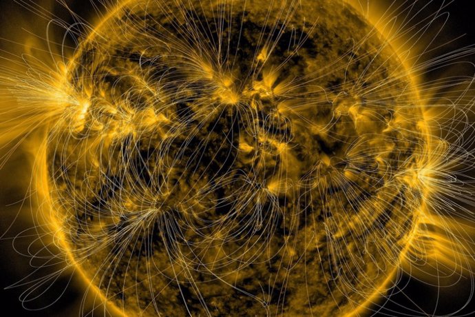 Esta ilustración muestra los campos magnéticos del sol sobre una imagen capturada por el Observatorio de Dinámica Solar de la NASA el 12 de marzo de 2016.
