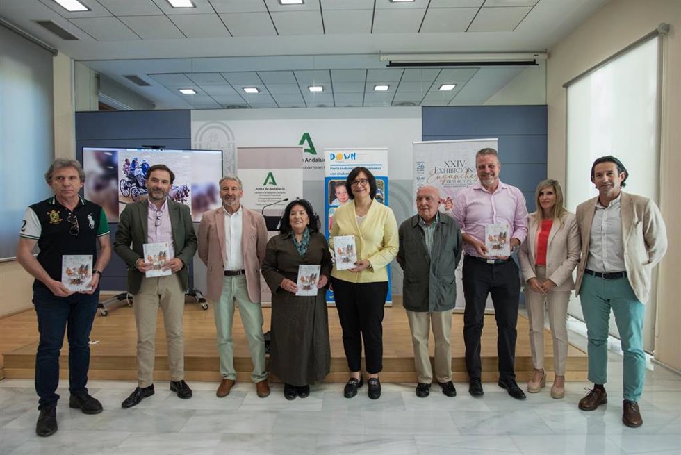 Presentación de la XXIV Exhibición de Enganches de Tradición de la Asociación Síndrome de Down, con la delegada de Desarrollo Educativo de la Junta en Granada, María José Martín, en el centro en la fotografía