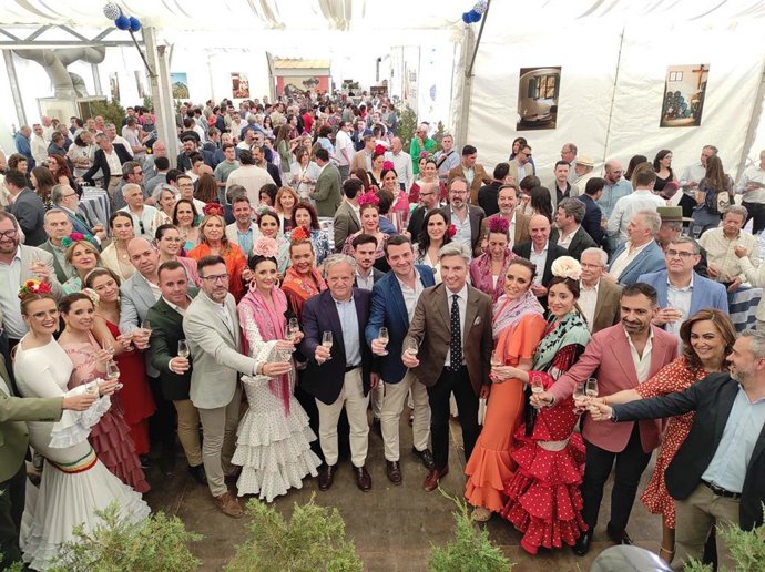 El presidente de la Diputación, Salvador Fuentes (centro), encabeza el brindis en la jornada festiva en la Caseta La Merced.