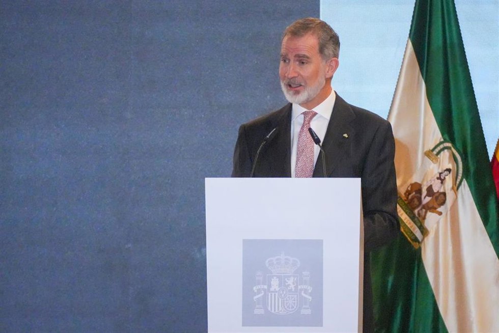 Archivo - El Rey Felipe VI interviene durante la entrega de las Medallas de Oro al Mérito en las Bellas Artes 2022 en el Palacio de Congresos, a 3 de abril de 2024 en Cádiz (Andalucía, España). ARCHIVO.