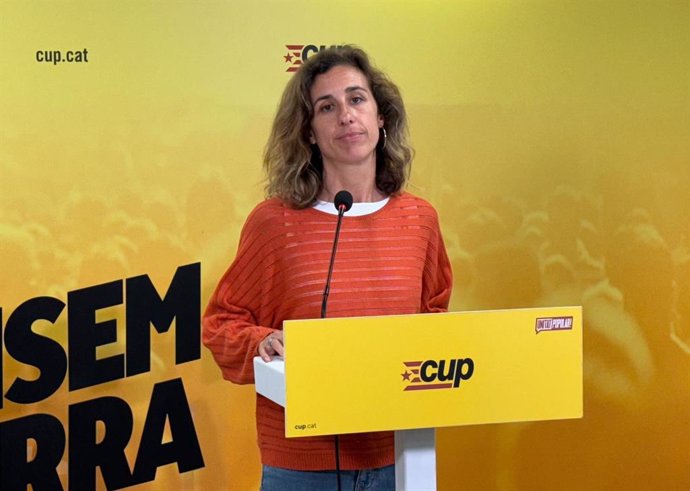 La cabeza de lista de la CUP a las elecciones catalanas, Laia Estrada, en rueda de prensa.