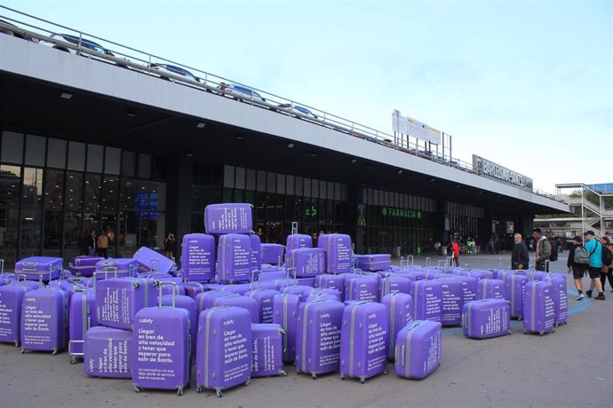 Cabify coloca maletas ante la estación de Sants de Barcelona para criticar la movilidad