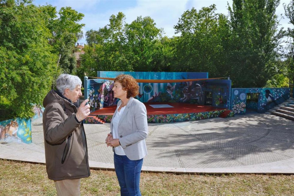 La concejal de Participación Ciudadana, Mayte Martínez (dcha), en el anfiteatro de Parquesol.